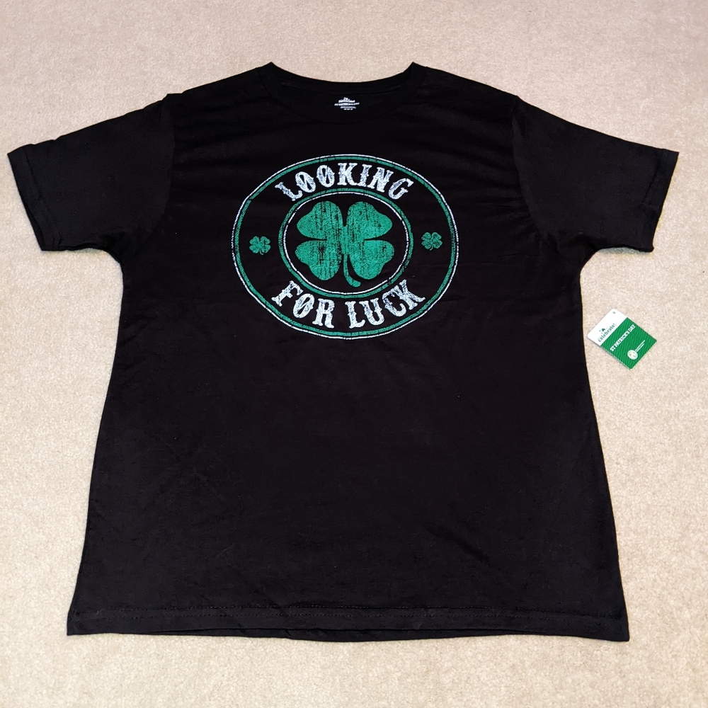 Nwt Way To Celebrate St. Patricks Day Men's Looking for Luck Graphic T-Shirt - Picture 2 of 12